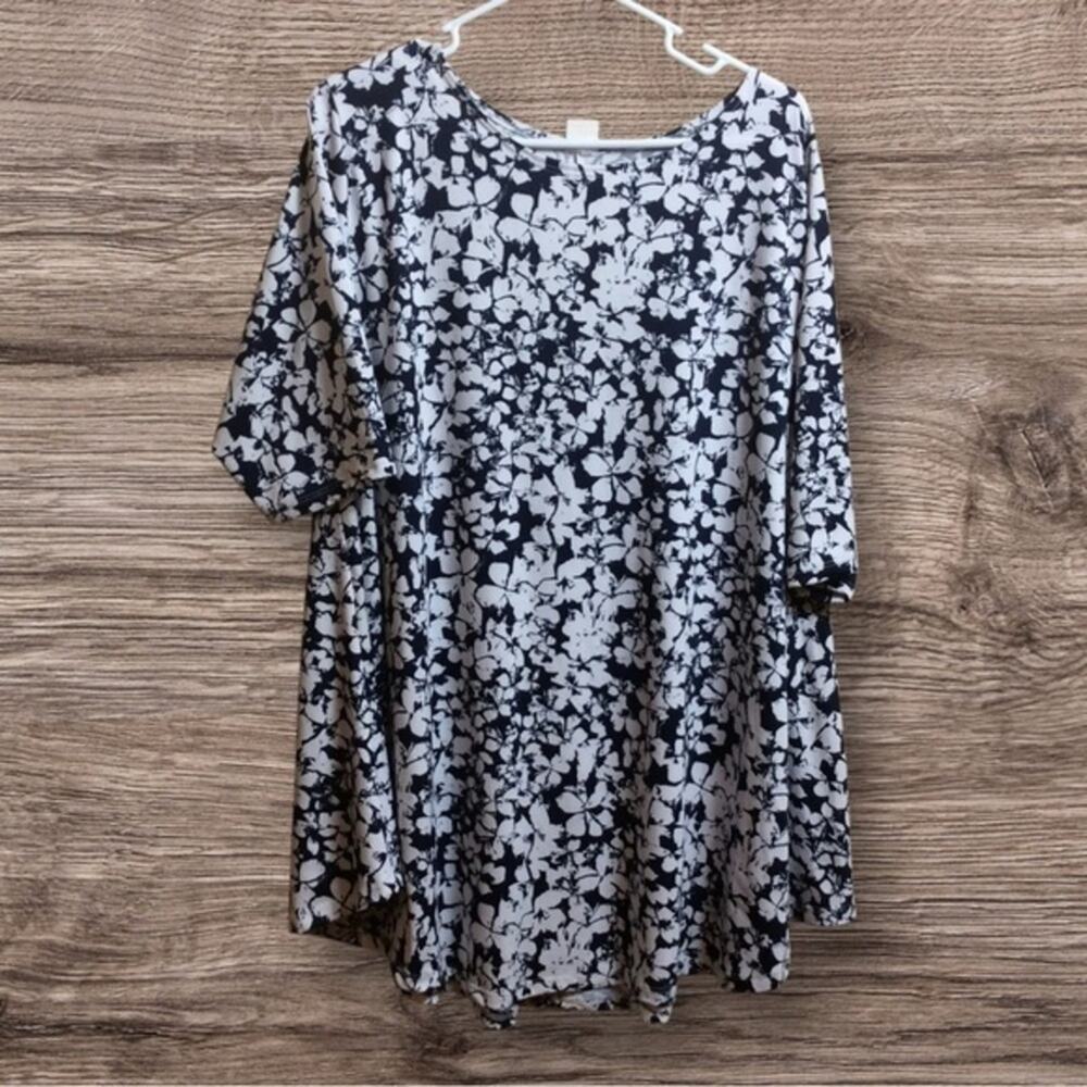 Flirty Pink navy blue floral, stretchy top. 2X